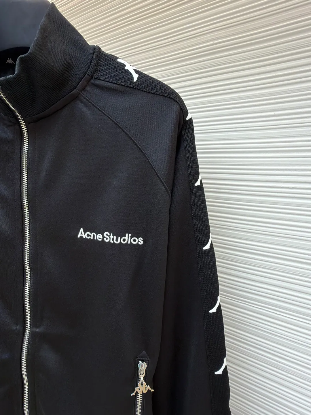Acne Studios The iconic Acne Studios logo is exquisitely footnoted, and the classic Kappa logo is arranged in an orderly manner. The white Kappa logo is inlaid on the sleeves in an orderly manner like stars, forming a very rhythmic visual effect. The metal decoration is scattered and low-key, highlighting the noble lineage of the joint brand. A unique fashion feast, using imported machine embroidery technology. Use advanced computer control systems and sophisticated mechanical components to realize the Acne Studios X Kappa logo embroidery operation with high precision. Smooth lines and delicate jacquard technology. By weaving the Acne Studios and Kappa logo patterns on the surface of the fabric, we control the interweaving method of warp and weft lines. Precisely control the interweaving density and tension of the yarn to make it more three-dimensional. Manually electric-cut the webbing at the pattern position. After precise manual alignment, the webbing is cut using electro-cutting equipment to ensure precise docking of patterns. The fabrics have been washed. It has a better hand feel and texture. It is not easy to deform, not easy to shrink, not easy to fade, and maintains long-term beauty. The overall wiring is straight and delicate, the fabric is comfortable and soft, and the color is consistent without color difference. It can be matched with the same style to create a fashionable look and control various occasions. Customized accessories, complete with three standards, same style for men and women!